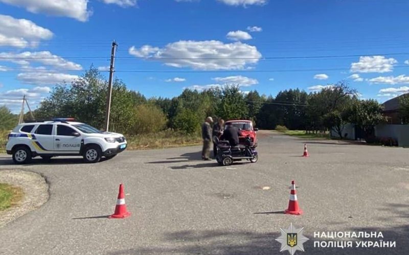 У селі Чоповицької громади “Москвич” зіштовхнувся з електроскутером-трициклом: постраждала одна жінка