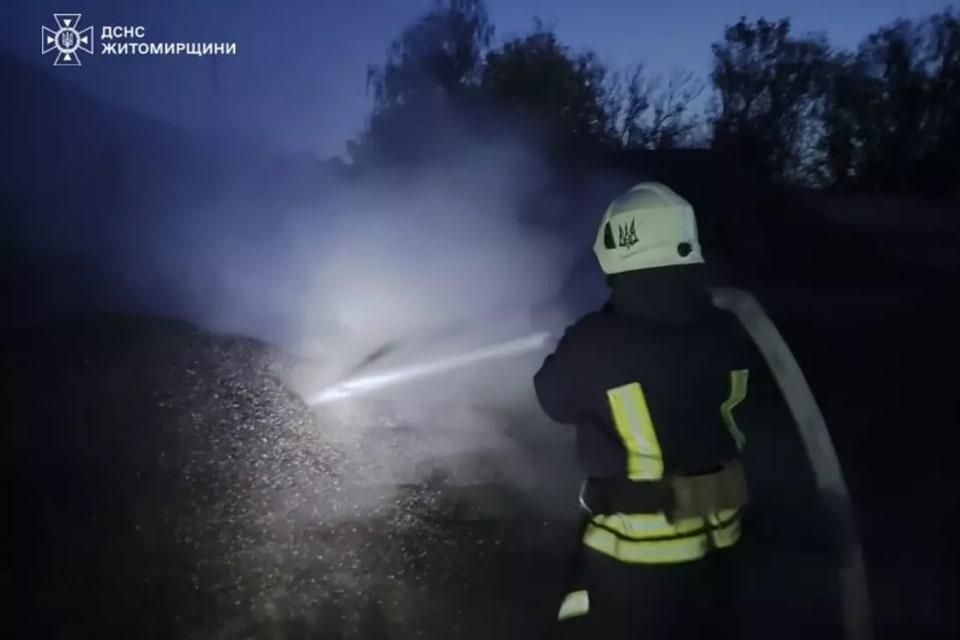 У селі Овруцької громади рятувальники гасили пожежу в зерносушарці, згоріло 2 тонни насіння соняшника