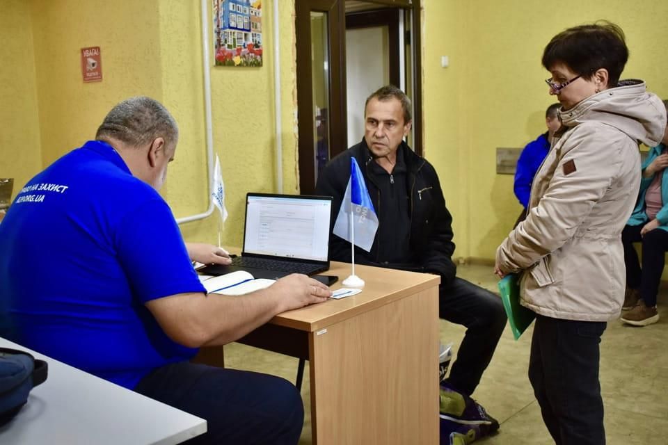 У Коростенській громаді благодійний фонд виплачував грошову допомогу переселенцям