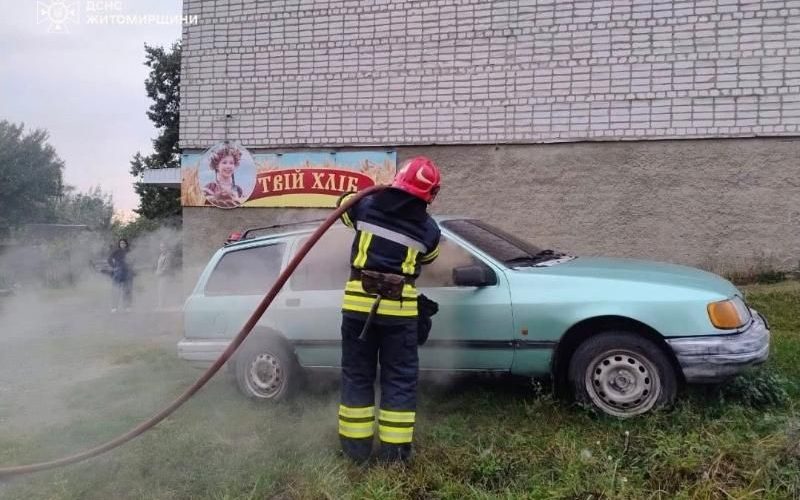 У Народичах горів автомобіль: пожежу ліквідували за 20 хвилин