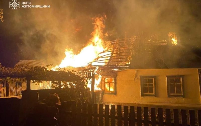 У селі Коростенського району під час ліквідації пожежі рятувальники виявили тіла двох людей