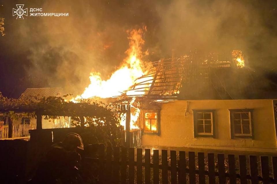 У селі Коростенського району під час ліквідації пожежі рятувальники виявили тіла двох людей