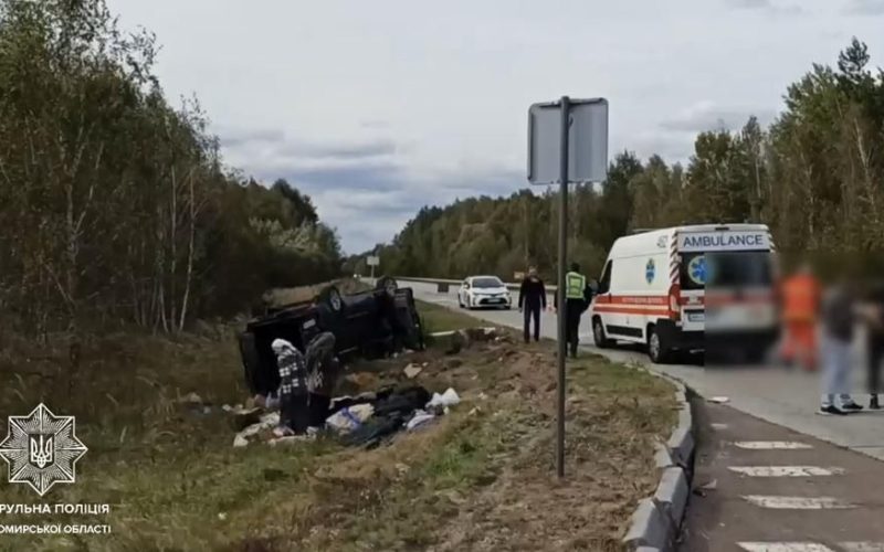 Неподалік Малина зіштовхнулись фура та легковик: рух транспорту ускладнений