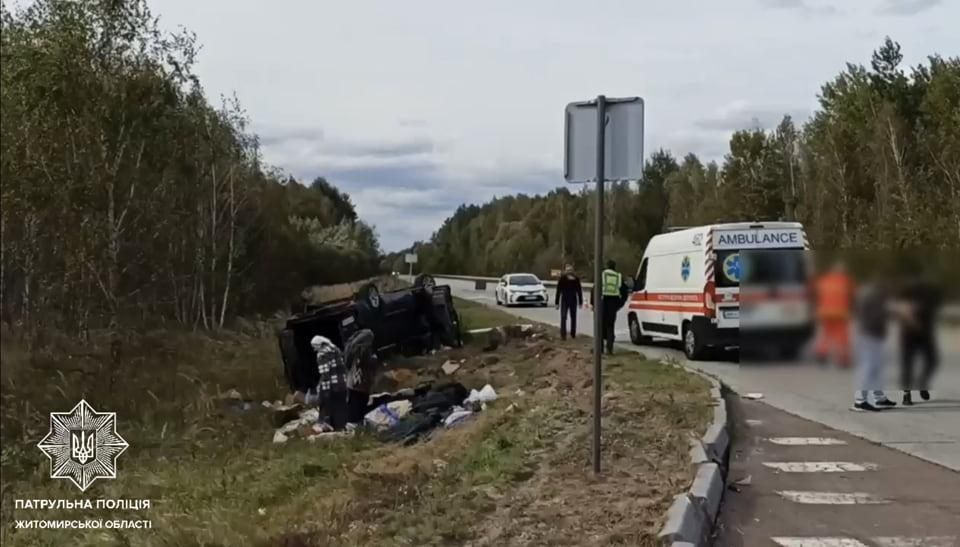 Неподалік Малина зіштовхнулись фура та легковик: рух транспорту ускладнений
