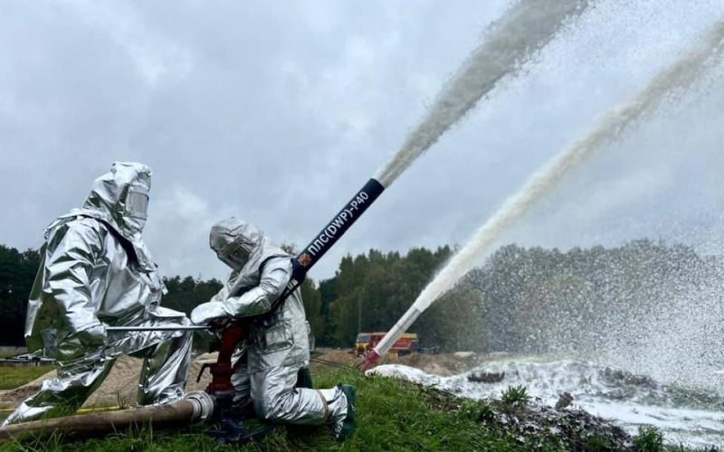 Гасили масштабну пожежу із розливом нафтопродуктів після ракетного авіаудару: на Житомирщині у рятувальників проводилось навчання