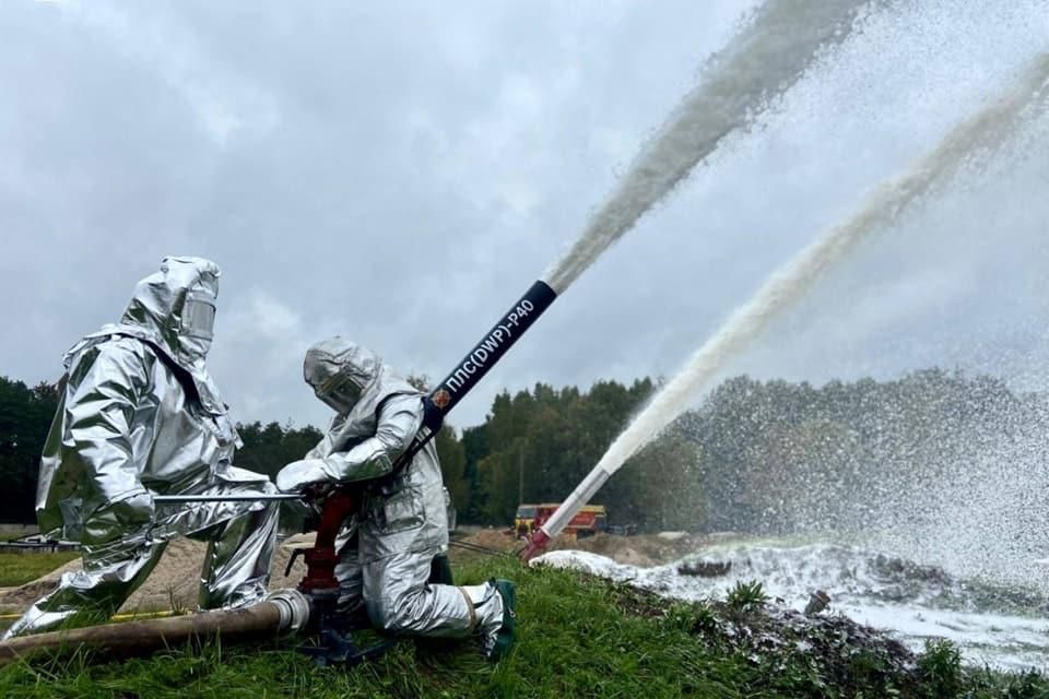 Гасили масштабну пожежу із розливом нафтопродуктів після ракетного авіаудару: на Житомирщині у рятувальників проводилось навчання