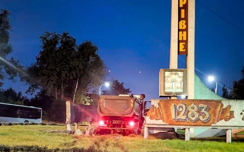 Водій вантажівки з Житомирщини в’їхав у стеллу на в’їзді в Рівне: чоловіку стало погано