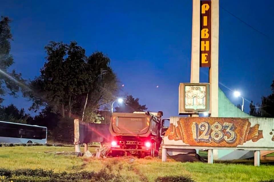 Водій вантажівки з Житомирщини в’їхав у стеллу на в’їзді в Рівне: чоловіку стало погано