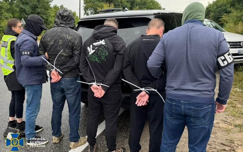На Житомирщині затримали жителя Чернівців, який за понад 30 тис. доларів обіцяв вивезти за кордон двох військовозобов’язаних