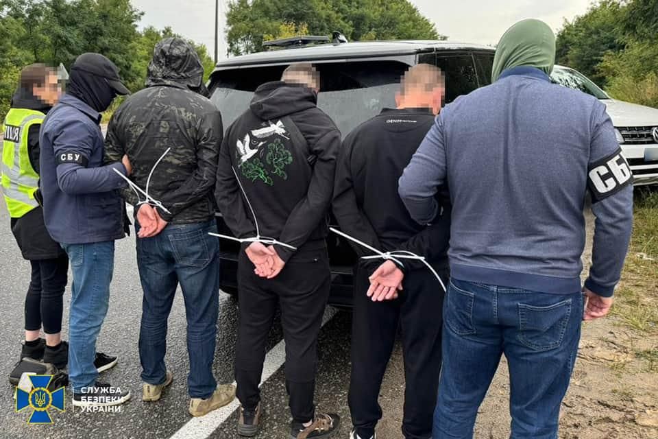 На Житомирщині затримали жителя Чернівців, який за понад 30 тис. доларів обіцяв вивезти за кордон двох військовозобов’язаних