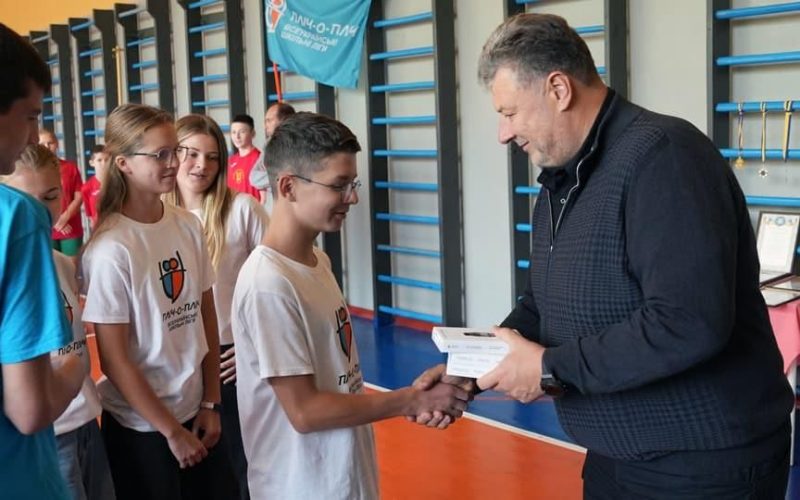 Керівник Житомирської ОВА у коростенському ліцеї вітав юних спортсменів, які здобули перемогу в проєкті “Пліч-о-пліч”