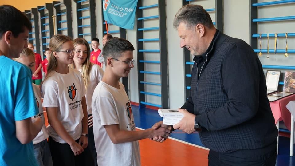 Керівник Житомирської ОВА у коростенському ліцеї вітав юних спортсменів, які здобули перемогу в проєкті “Пліч-о-пліч”