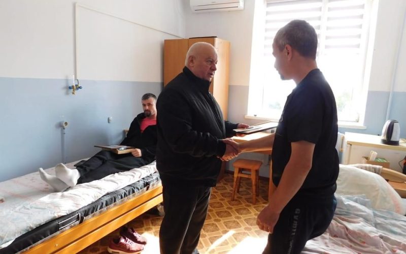 Мер Овруча у День захисників і захисниць провідав військових у лікарні