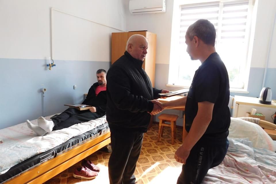 Мер Овруча у День захисників і захисниць провідав військових у лікарні