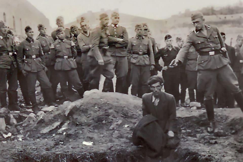 Німецький фотограф за допомогою штучного інтелекту ідентифікував нациста-вбивцю на фото під час Голокосту на Житомирщині