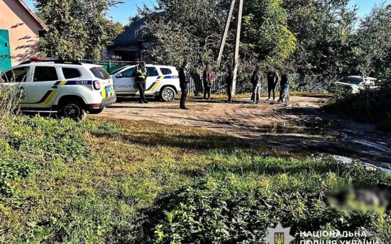 На Житомирщині затримали 56-річну жінку, яка била “незвану гостю” дошкою по голові: потерпіла померла