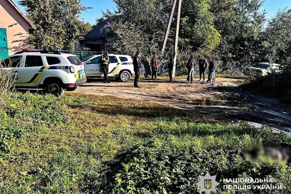 На Житомирщині затримали 56-річну жінку, яка била “незвану гостю” дошкою по голові: потерпіла померла