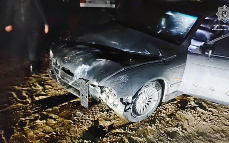 На автодорозі в Житомирській області BMW врізалось в електроопору: водій не мав посвідчення та був не тверезим