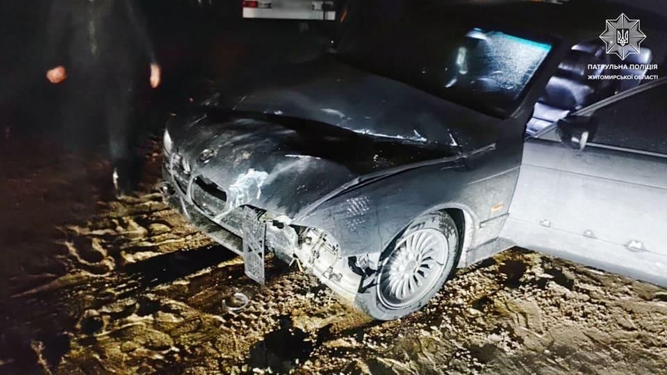 На автодорозі в Житомирській області BMW врізалось в електроопору: водій не мав посвідчення та був не тверезим
