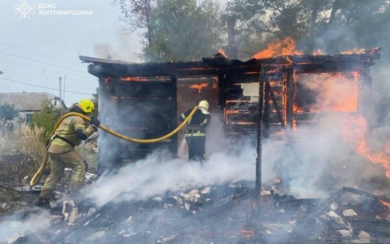 У селі неподалік Коростеня горів приватний будинок: рятувальники ліквідували пожежу за дві години