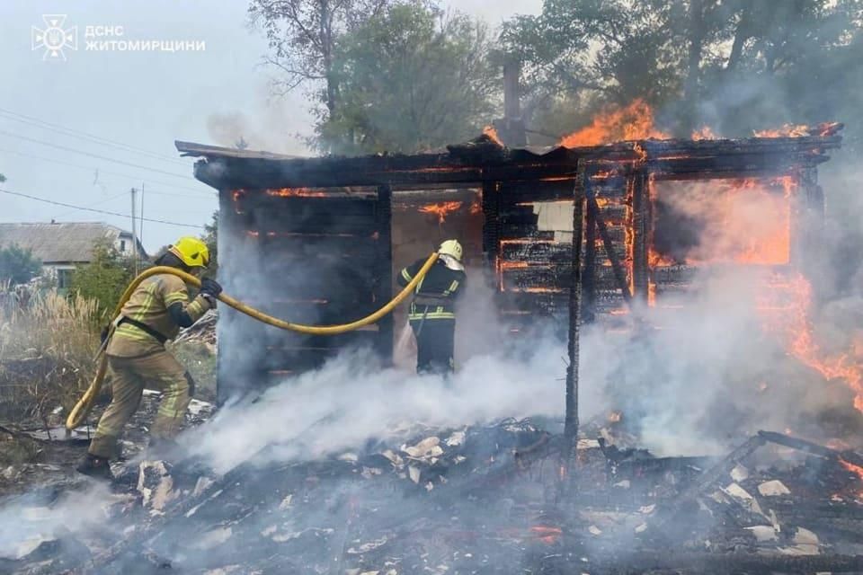 У селі неподалік Коростеня горів приватний будинок: рятувальники ліквідували пожежу за дві години