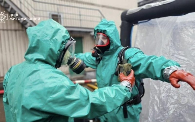 У Житомирській області рятувальники тренувалися гасити пожежу після викидів небезпечних хімречовин