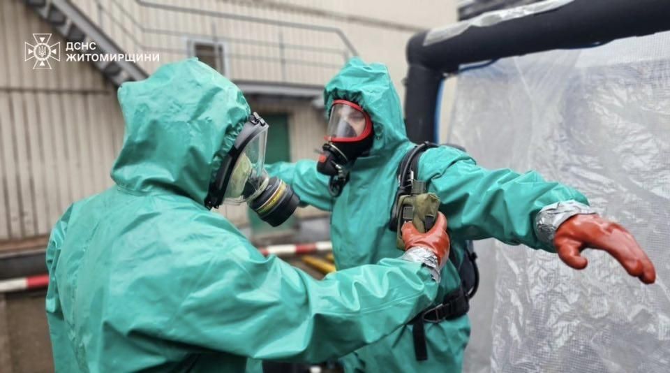 У Житомирській області рятувальники тренувалися гасити пожежу після викидів небезпечних хімречовин