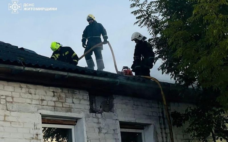 В Олевську під час ліквідації пожежі виявили тіло чоловіка: літню жінку врятували