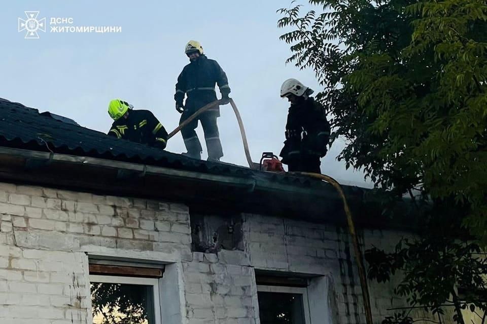 В Олевську під час ліквідації пожежі виявили тіло чоловіка: літню жінку врятували