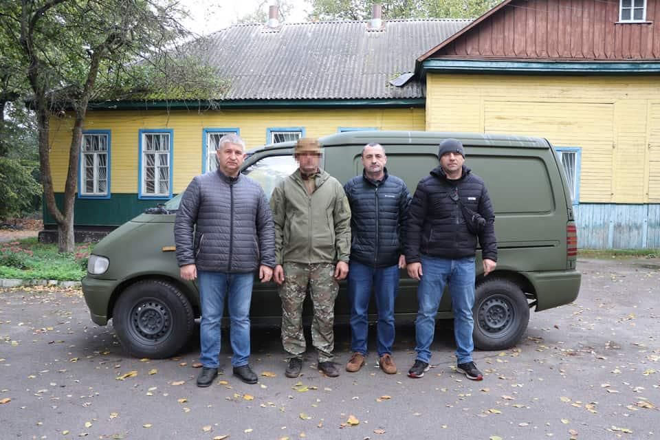 Тренер з Олевської громади передав автівку військовому 31-ї бригади