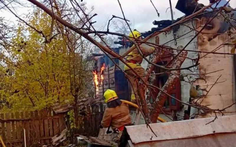 Неподалік Коростеня горіло приватне домоволодіння: рятувальники не дали змоги вогню поширитись на сусідські оселі