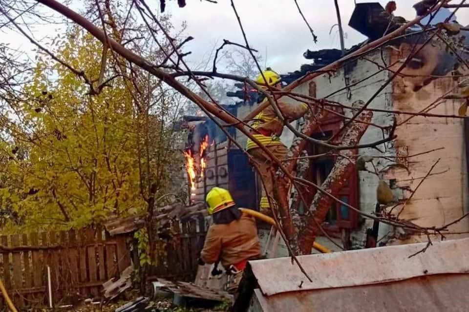 Неподалік Коростеня горіло приватне домоволодіння: рятувальники не дали змоги вогню поширитись на сусідські оселі