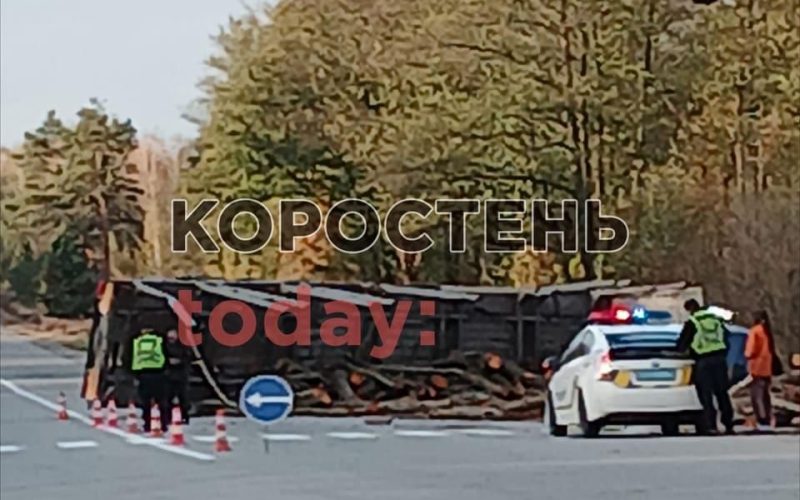На трасі Коростень – Житомир перекинулась фура з деревиною та частково перекрила рух транспорту