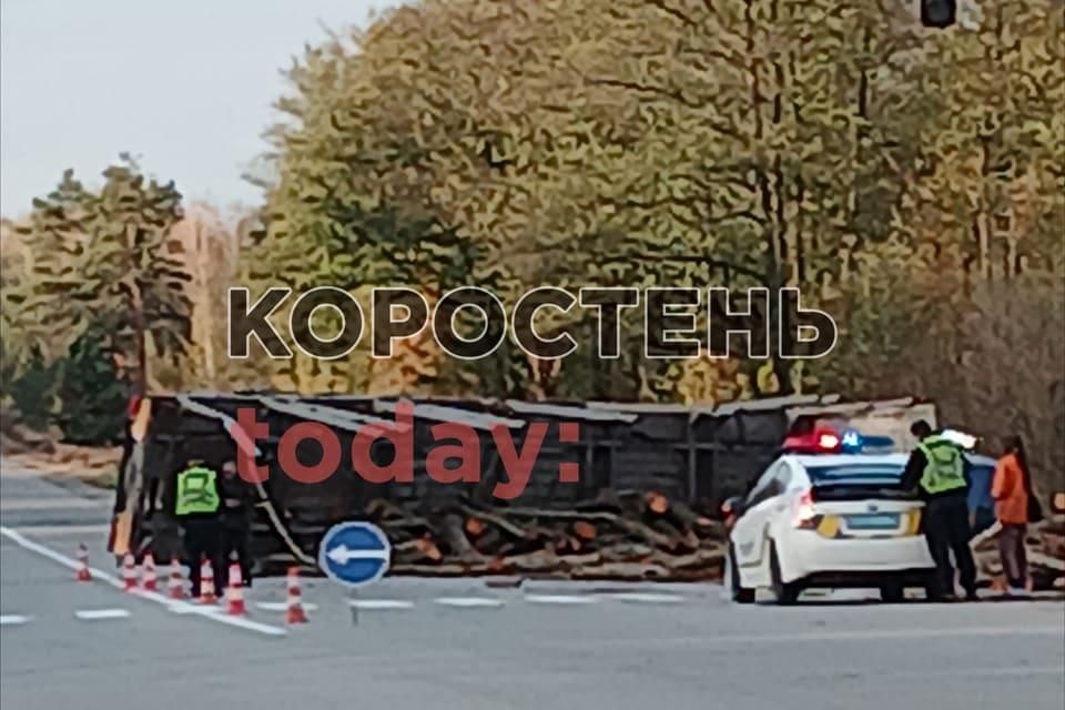 На трасі Коростень – Житомир перекинулась фура з деревиною та частково перекрила рух транспорту