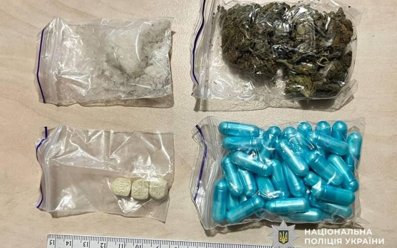 У Житомирі затримали 24-річну жительку Коростенщини: привезла чоловікові у в’язницю наркотики