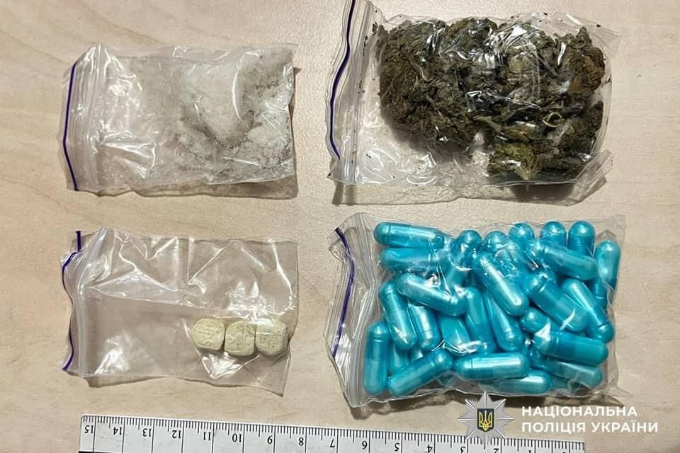 У Житомирі затримали 24-річну жительку Коростенщини: привезла чоловікові у в’язницю наркотики