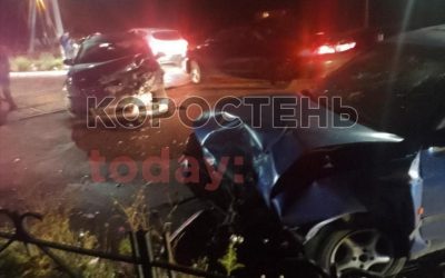 На залізничному переїзді в Коростені зіштовхнулися Ford та Volkswagen: постраждали обидва водії та пасажирка