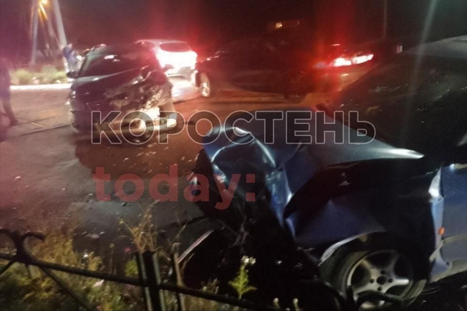 На залізничному переїзді в Коростені зіштовхнулися Ford та Volkswagen: постраждали обидва водії та пасажирка
