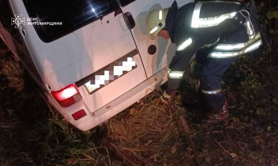 Застряг у багнюці – рятувальники допомогли водієві легковика у Чоповицькій громаді вибратися з пастки