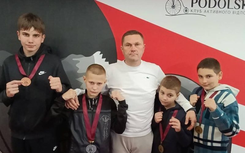 На відкритому турнірі з кікбоксингу спортсмени з Коростеня вибороли медалі