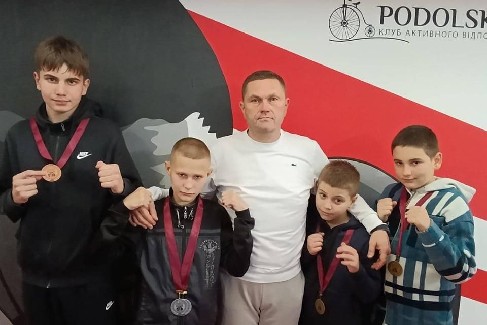 На відкритому турнірі з кікбоксингу спортсмени з Коростеня вибороли медалі