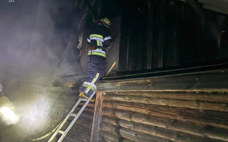 У селі Овруцької громади горіла господарча будівля: вогонь поширився на інші споруди