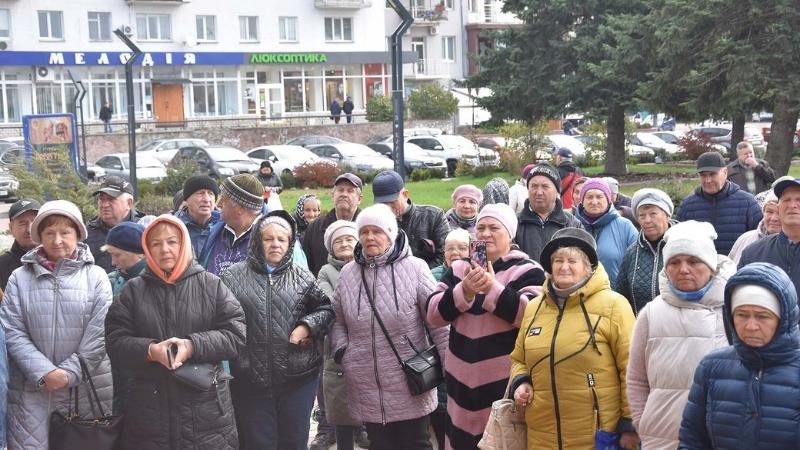 Під стіни міської ради в Коростені знову вийшли пенсіонери-чорнобильці