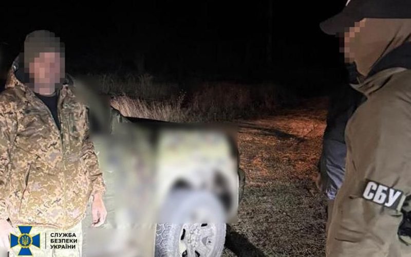 На півночі Житомирщини контрактник вивозив з військового підрозділу зброю та продавав