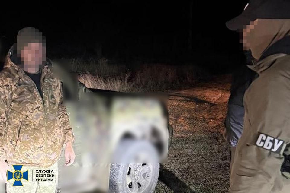 На півночі Житомирщини контрактник вивозив з військового підрозділу зброю та продавав