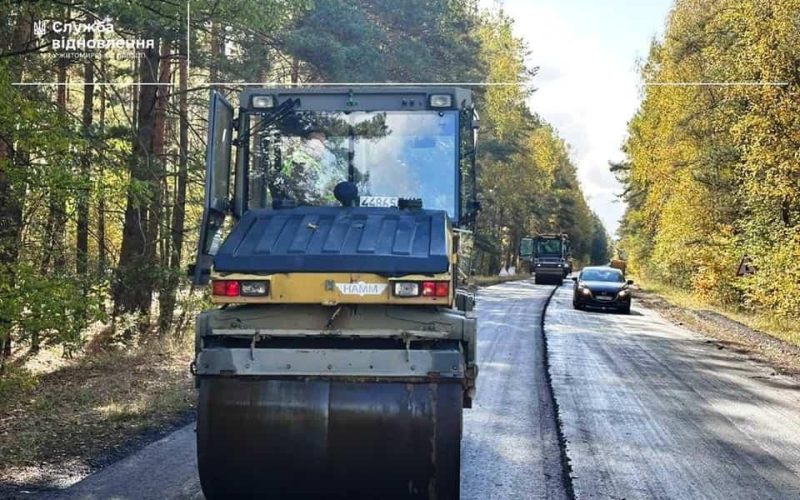 На автодорозі Малин-Кочерів шляховики вирівнюють пошкоджені ділянки дороги