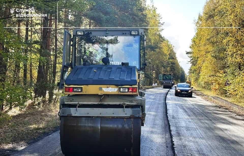 На автодорозі Малин-Кочерів шляховики вирівнюють пошкоджені ділянки дороги