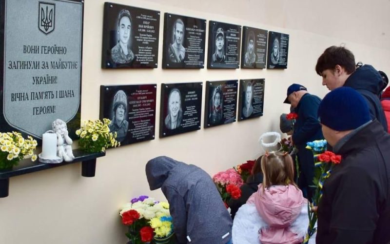 На фасаді Коростенського ліцею відкрили 9 меморіальних дошок загиблим Героям України