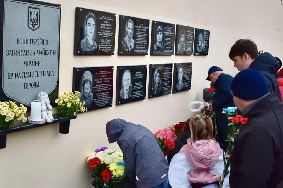 На фасаді Коростенського ліцею відкрили 9 меморіальних дошок загиблим Героям України
