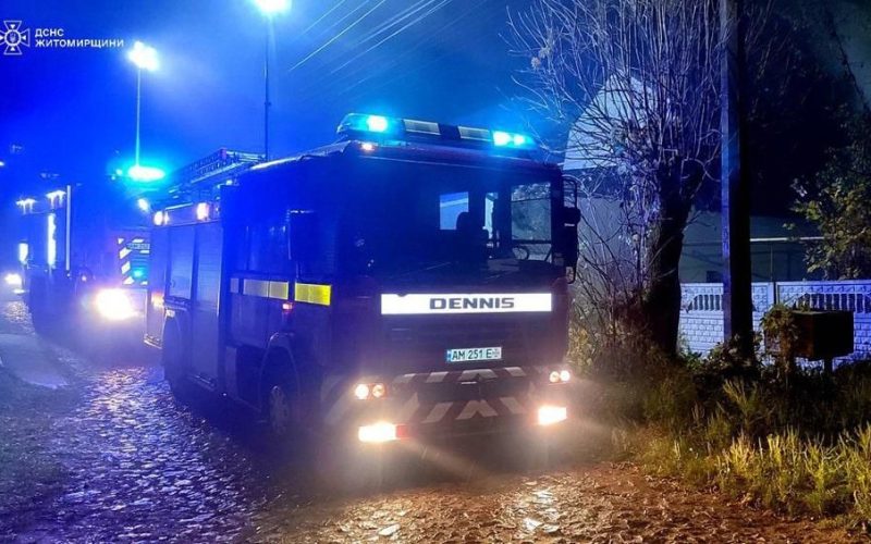 У Коростені пізно ввечері горів будинок: рятувальники боролися з полум’ям понад годину